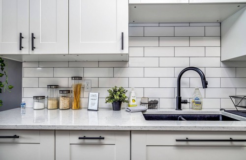 South Lethbridge House | Bright, Beautiful Bungalow by Hospital