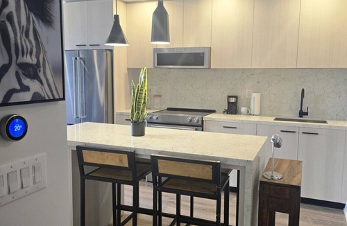 Downtown Toronto Apartment | Bright & Comfortable 2B Apartment | Elm Ledbury