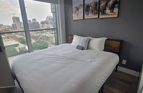 Downtown Toronto Apartment | Bright & Comfortable 2B Apartment | Elm Ledbury