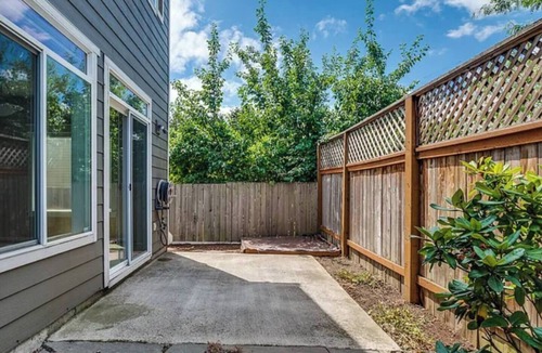 Aloha House | Bright & Comfortable, Long Stay and Pet Friendly