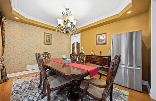 Brampton House | Bright & Cozy Detached Home ~ Sleeps 8 ~ 3.5 Baths