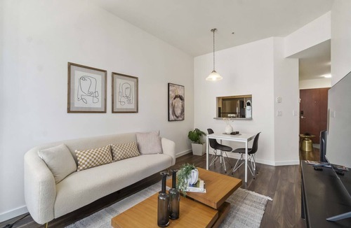 Downtown Vancouver Apartment | Bright Downtown 1BR, Balcony, City Views & Parking