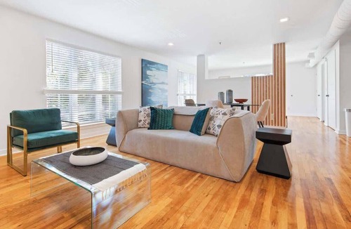 North Downtown Apartment | Bright Downtown Studio w/Full Kitchen+King Bed