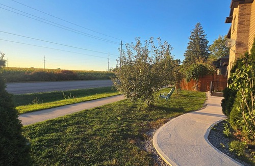 Niagara Falls Apartment | Bright Lower Unit Retreat – 10 Min to Falls, 2 King Beds, Peaceful (View Pics)