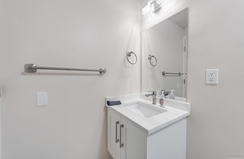 Steveston House | Bright Maple Suite