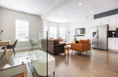Edgewater Beach Apartment | Bright & Modern Apt | Steps to Lake, Train, Food