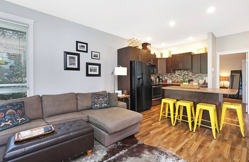 Courtenay House | Bright & Modern, with Garage - Walk to Everything!