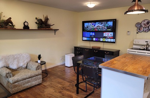 Martintown Apartment | Bright Private Studio: Near Downtown Core