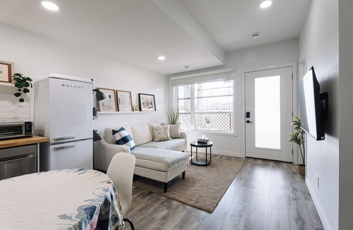Keith House | Bright &Spacious 1BR | Queen + Twin | Pond View
