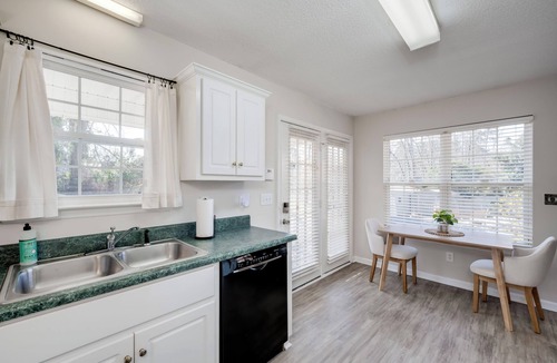 Augusta Cottage | Bright Spacious Augusta Cottage - 1 Bedroom Studio With Parking