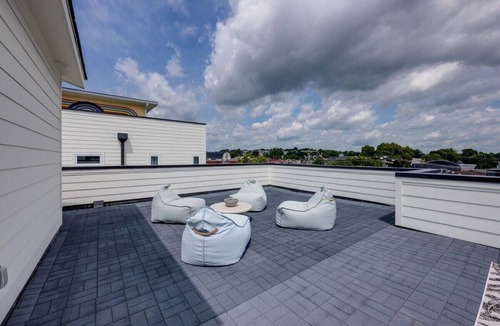 Whitebridge House | Broadway Boho #1–Rooftop Deck–Sleeps 8