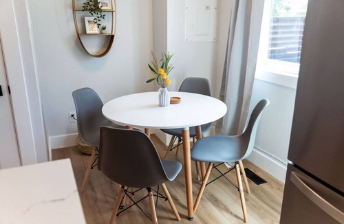 Kitchener House | Broken Oak A · Designer Luxe Home - 3 bed/1 bath + Parking & Wifi