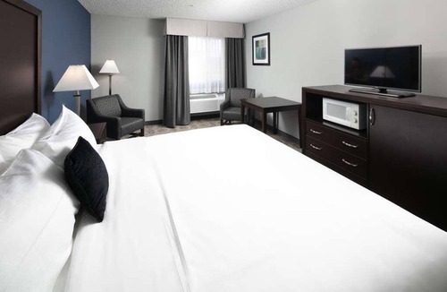 Sequim Hotel | Budget-friendly Accommodation! Onsite Pool, Free Parking & Breakfast!