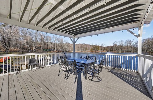 Monroe Apartment | Calm Boutique Lake Studio Fast Wifi Great WFH
