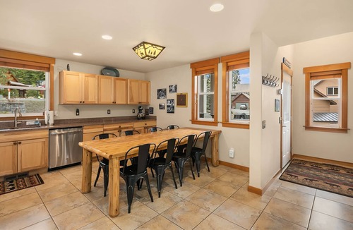 Ronald House | Cascade Pines - Private Hot Tub | WiFi | Summer Pool!