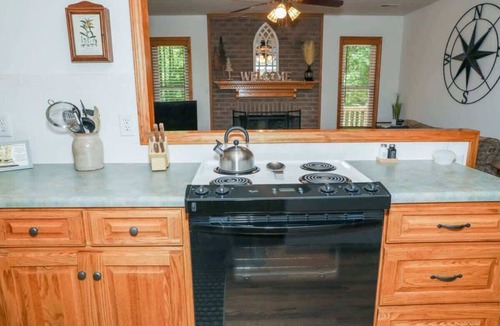 Peters Creek Cottage | Cedar Run Cottage by Buffalo Mountain Getaway