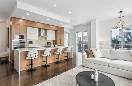 Downtown Toronto Apartment | Central CN Tower View | 3bed 3 bath | 6 Guest | Pool | Gym | Parking