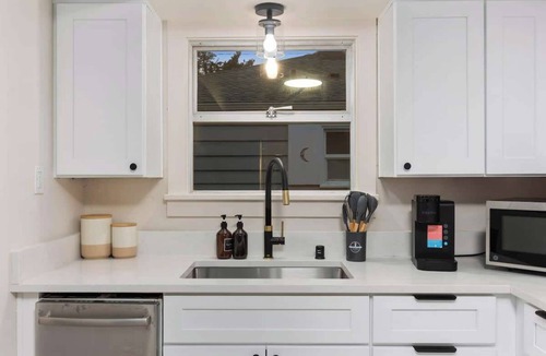 Crown Hill House | Centrally Located Bungalow | Green Lake & Parking