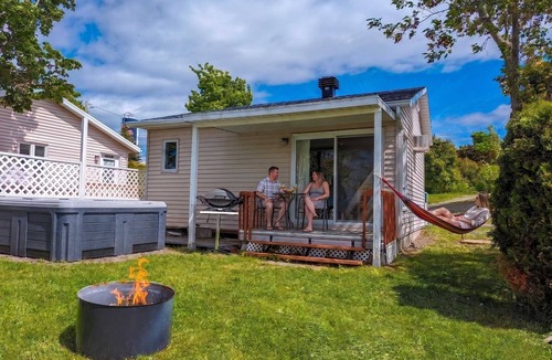 Cap-Saint-Ignace Ski Chalet | Chalet Studio #3 Waterfront with Spa, Fireplace & Wifi
