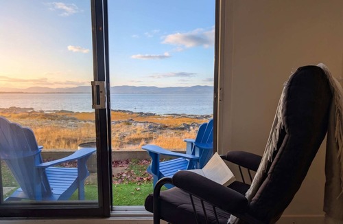 Cap-Saint-Ignace Ski Chalet | Chalet Studio #6 Waterfront with Spa, Fireplace & Wifi