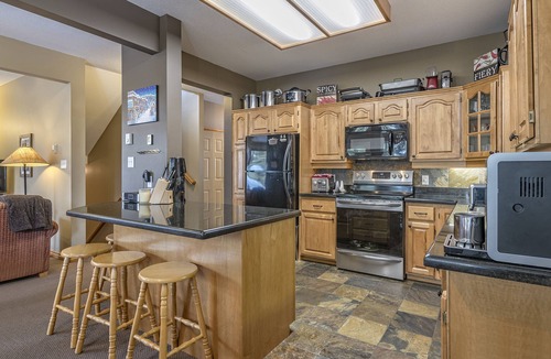 Silver Star Mountain House | Chalet with two master bedrooms, two bunk rooms, hot tub-pet-friendly!
