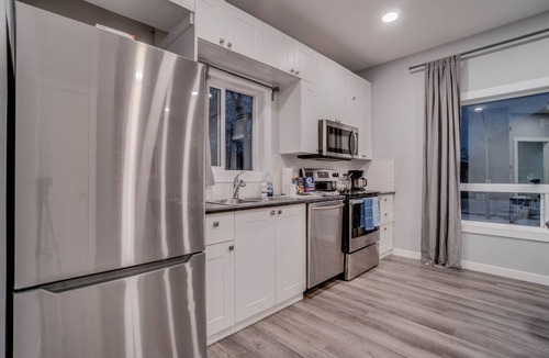 North Central Edmonton Apartment | Chandler - Central 5 Bdrm Home, Workspaces & Wifi