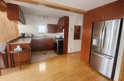Saint-Ambroise Ski Chalet | Charming lakeside A-frame. A pet-friendly retreat for nature lovers!
