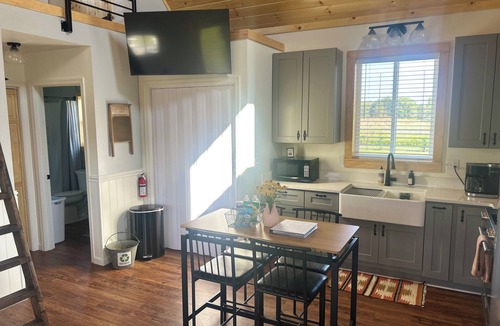 Sequim Cottage | Charming 2-bedroom cottage with Wifi and a mountain view.