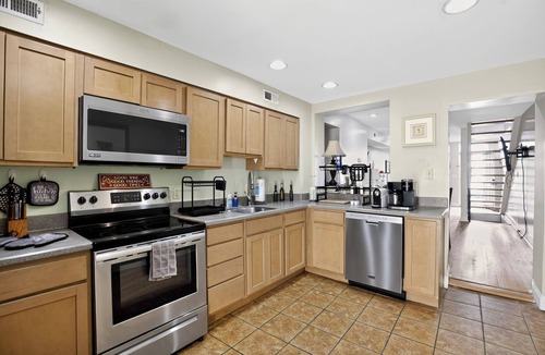 Canton House | Charming 2-bedroom townhome in beautiful Baltimore with central AC/Free internet
