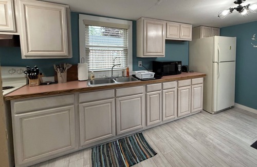 Sylvan Beach Cottage | Charming 2-bedroom cottage in Sylvan Beach 2 blocks from the beach!