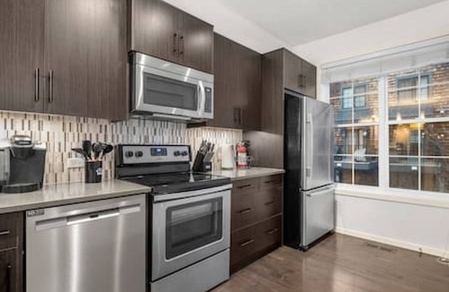 Southwest Calgary House | Charming 2 BR, Garage, Fireplace, 20 min to DT