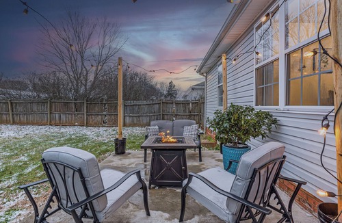 Murfreesboro House | Charming, 2 King beds, fire pit, 72" smart TV, Welcoming