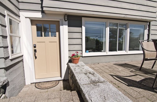 West Vancouver House | Charming 3 bdrm suite by Ambelside Park/Beach!