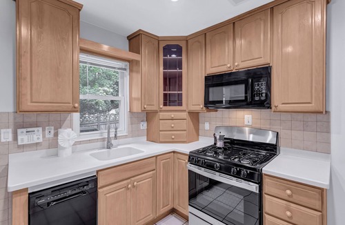 Downtown House | Charming 4-bedroom house in downtown Silver Spring with AC, WiFi