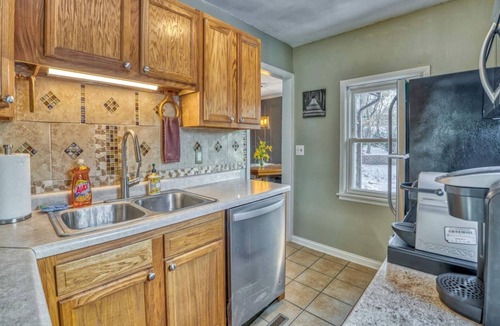 Miller Beach Cabin | Charming Cozy Cabin with Hot-tub in Gary, Indiana