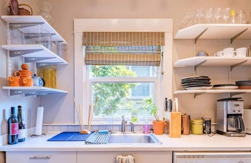 Leschi House | Charming Craftsman with Backyard - Dog Friendly!