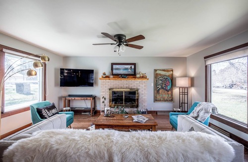 Ennis Cottage | Charming Downtown Ennis Executive Home!