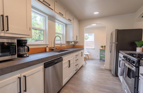 Downtown House | Charming downtown home - bike trail + river + coffee!