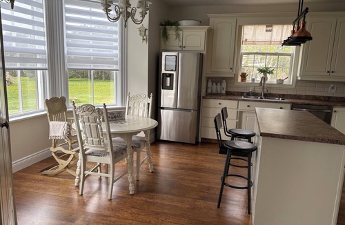 Augustine Cove House | Charming Farmhouse on 2 acres, Sleeps 8. Only 5 mins from Richards Point beach