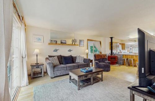 Mapleton House | Charming home on the Siuslaw River with a fire pit WiFi & W&D