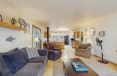 Mapleton House | Charming home on the Siuslaw River with a fire pit WiFi & W&D