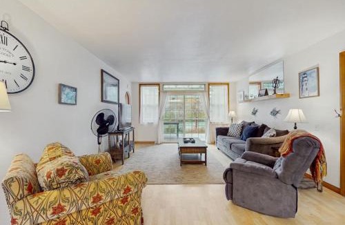 Mapleton House | Charming home on the Siuslaw River with a fire pit WiFi & W&D