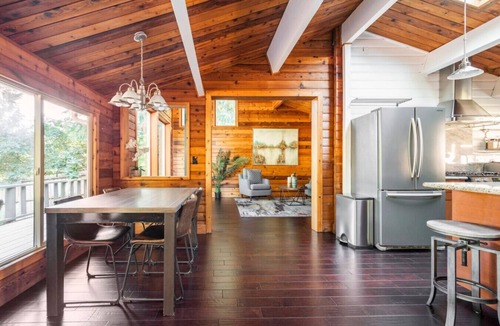 Snoqualmie Ridge House | Charming Lakefront Log Cabin