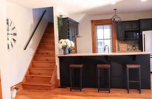 Clearview House | Charming, private 1 BR - just mins to Collingwood!