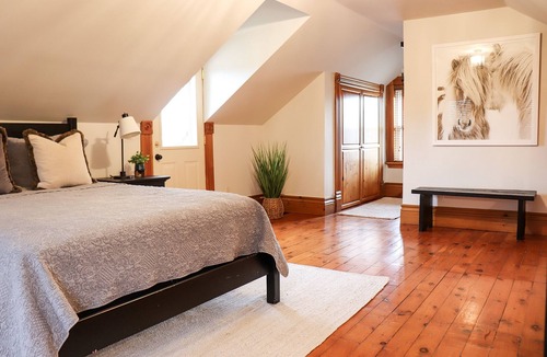 Clearview House | Charming, private 1 BR - just mins to Collingwood!