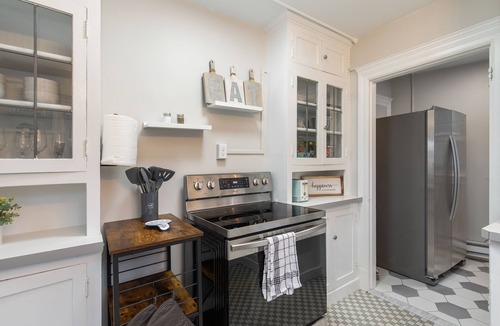 North Admiral Apartment | Charming Retro Modern Steps from the Beach.