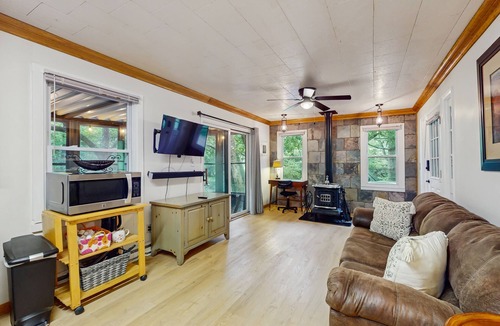 Bamboo House | Charming Riverfront 2BR house with Full Kitchen and Wifi | Dog-Friendly