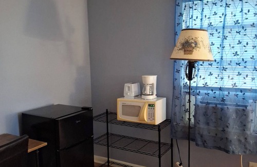 Bloomington Apartment | Charming studio in tranquil Bloomington with AC