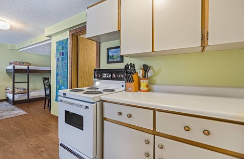 Silver Star Mountain Hotel | Charming Studio Suite w/Deck, BBQ & Ski Locker – Ideal for small groups!