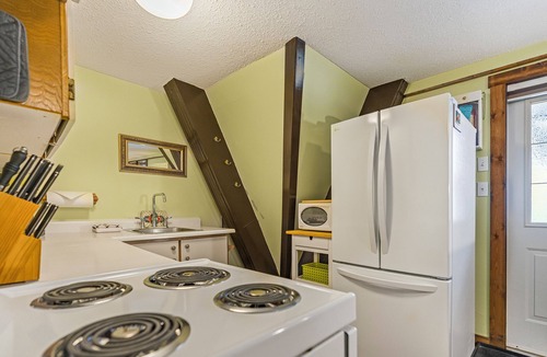 Silver Star Mountain Hotel | Charming Studio Suite w/Deck, BBQ & Ski Locker – Ideal for small groups!